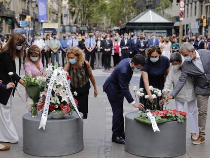 Las autoridades depositan flores durante el homenaje a las víctimas del atentado de La Rambla.