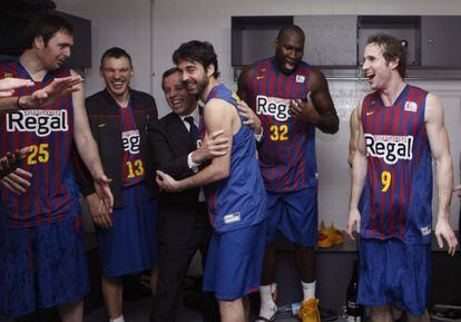 El presidente del FC Barcelona Sandro Rosell abrazado a Juan Carlos Navarro en el vestuario