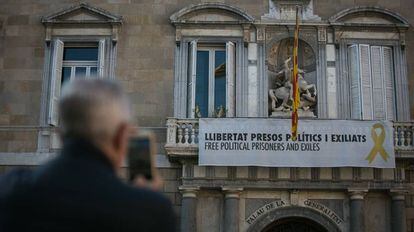 El palau de la Generalitat, aquest dimecres, amb la pancarta amb el llaç groc.