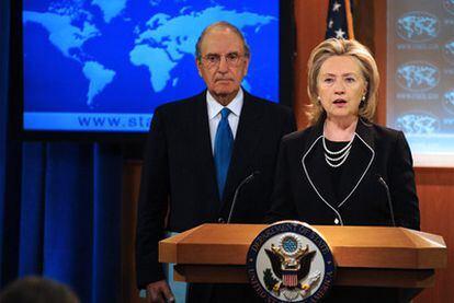 La secretaria de Estado, Hillary Clinton, y el mediador estadounidense para Oriente Próximo, George Mitchell, anuncian las nuevas negociaciones.
