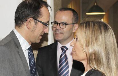 Anxo Lorenzo, secretario general de Cultura; Jesús Vázquez, conselleiro de Cultura e Educación; y Marina Castaño, segunda esposa de Camilo José Cela, minutos antes de la junta de patronos de ayer en Iria.