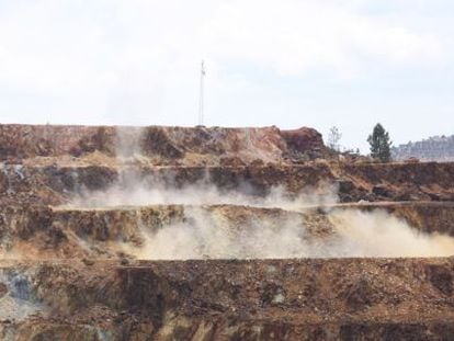 Primera voladura, este viernes en la mina de Riotinto.