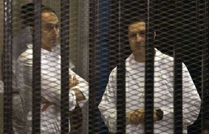 Gamal, izquierda, y Alaa Mubarak, durante el juicio en 2013.