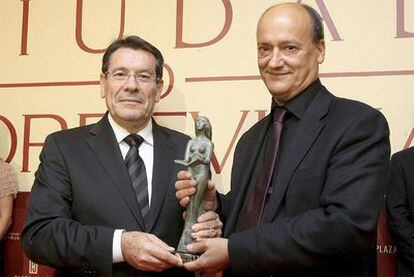 El escritor vallisoletano Gustavo Martín Garzo recibe de manos del alcalde de Torrevieja, Pedro Hernández Mateo, el premio como ganador del IX Premio Ciudad de Torrevieja de Novela.