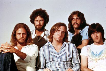 Los componentes de los Eagles; Don Felder, Don Henley, Joe Walsh, Glenn Frey (bigote) y Randy Meisner.
