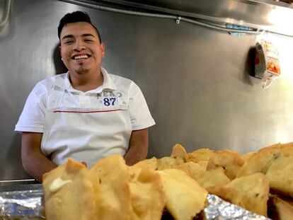 Vendedor de quesadillas en la v&iacute;a p&uacute;blica, Ciudad de M&eacute;xico.