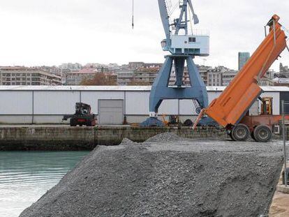 Uno de los rellenos llevados a cabo en el puerto de Vigo, en diciembre de 2009.