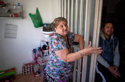 Amalia y Manuel, vecinos afectados por la falta de electricidad en las Tres Mil Viviendas de Sevilla.