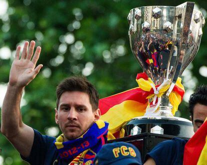 Lionel Messi saluda a los aficionados desde el autobús