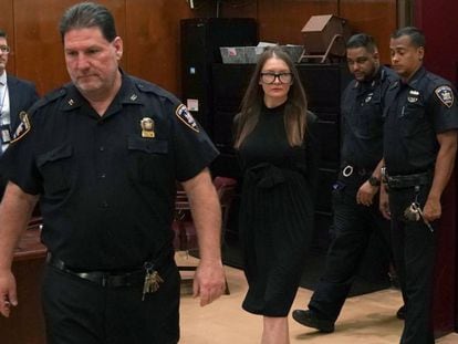 Anna Delvey el pasado día 9 en la Corte Suprema de Manhattan donde fue juzgada. En vídeo, las intervenciones de la fiscal y la jueza en el juicio.