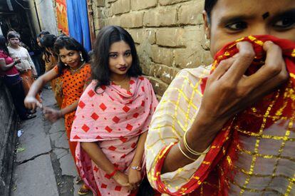 Menores explotadas sexualmente en un callej&oacute;n de Bangladesh.