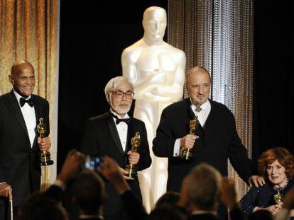 De izquierda a derecha: el actor y activista Harry Belafonte, el director japon&eacute;s Hayao Miyazaki, el guionista franc&eacute;s Jean-Claude Carriere y la actriz irlandesa Maureen O&#039;Hara, en la entrega de los Oscar honor&iacute;ficos 2014.