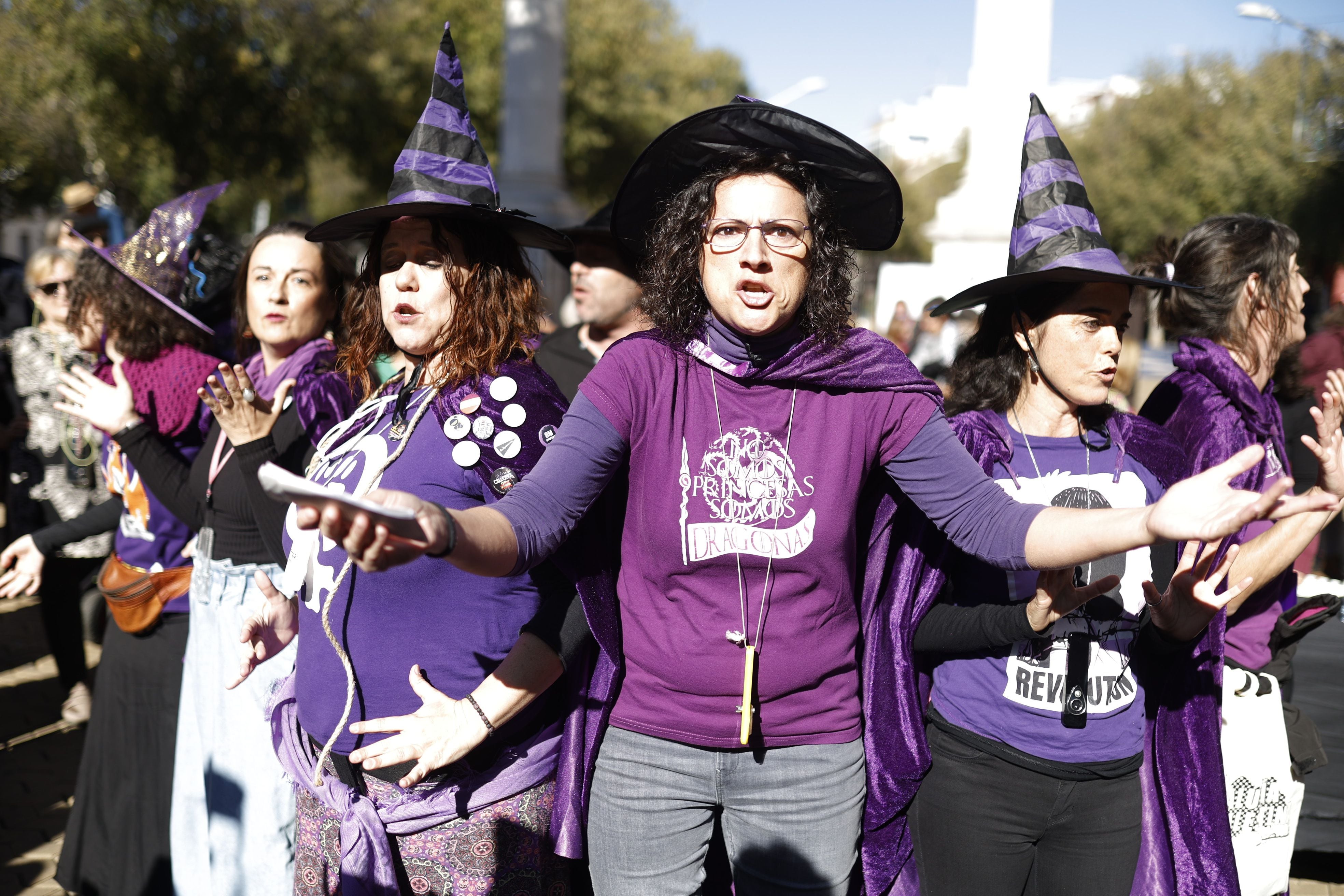 Una chirigota de mujeres actúa en la concentración en Sevilla por el 25-N convocada por la Asamblea Feminista Unitaria, este sábado.