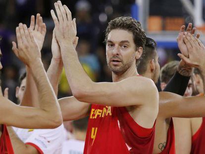 Pau Gasol y Joan Sastre aplauden tras la victoria frente a Hungr&iacute;a.