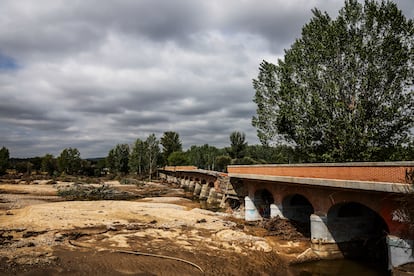 Vista de uno de los puentes destruidos por la Dana.