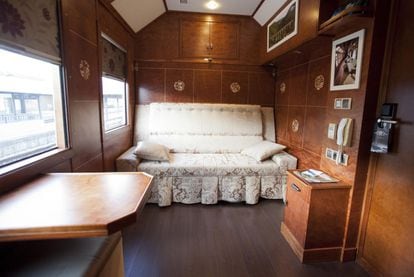 Una vez guardadas las camas, las 'suites' se convierten en estancias de madera con mesa, sofá, armario, escritorio y minibar, además de un baño privado. Ideal para montar una fiesta con los del vagón de al lado.