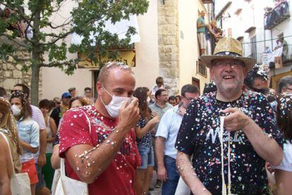 El ministro de Industria, Miguel Sebastián, junto al alcalde de Morella, Ximo Puig, en las fiestas de la localidad.