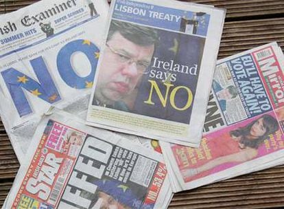 Portadas de los diarios irlandeses de ayer, con el triunfo del <i>no.</i>