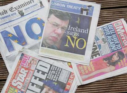 Portadas  de los diarios irlandeses de ayer, con el triunfo del <i>no.</i>