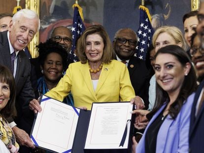 Nancy Pelosi, tras firmar la ley de Reducción de la Inflación el viernes.