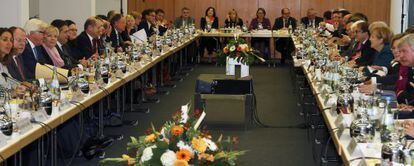 Mesa de apertura de las negociaciones, en Berl&iacute;n.
