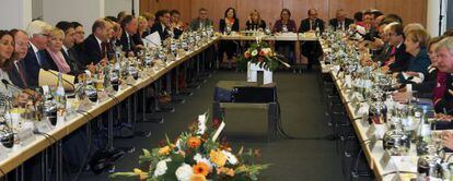 Mesa de apertura de las negociaciones, en Berlín.