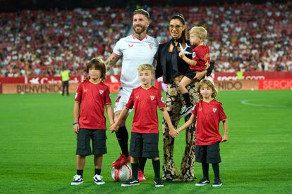 Pilar Rubio y Sergio Ramos, con sus hijos, durante su presentación como nuevo jugador del Sevilla en el estadio Ramón Sánchez-Pizjuán, el 6 de septiembre.