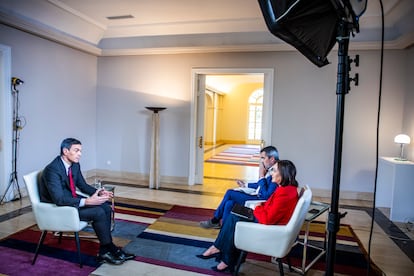 El presidente Sánchez, la directora de EL PAÍS, Pepa Bueno, y el periodista Carlos Cue, durante la entrevista en La Moncloa 
