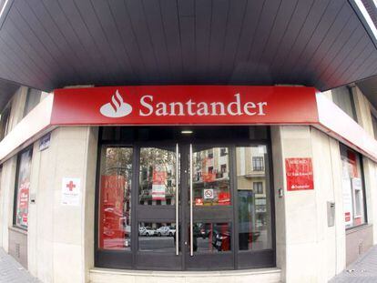 Fachada de una oficina del Banco Santander. 