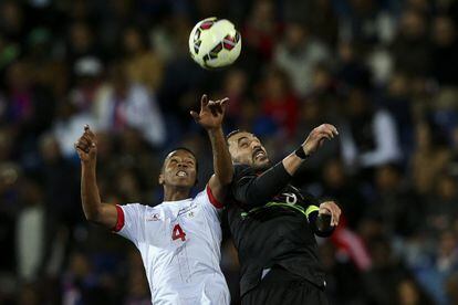 Semedo (i) y Almeida disputan un balón en el Portugal-Cabo Verde.