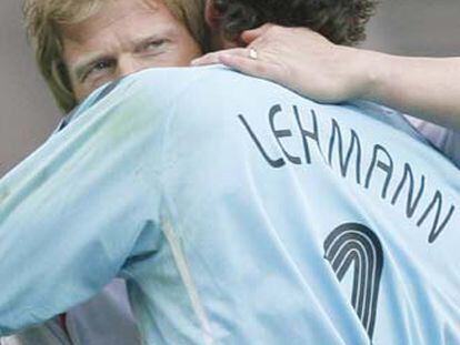 Oliver Kahn abraza a su compañero Jens Lehmann antes de iniciarse la tanda de penaltis.