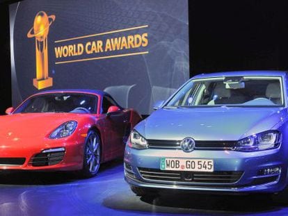 El Golf, a la derecha, Coche del año 2013, junto al Porsche Boxster, triunfador en su categoría.