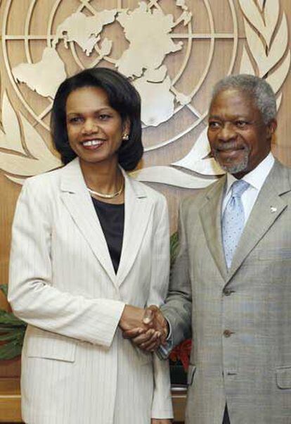 La secretaria de Estado de EE UU, Condolezza Rice, junto al Secretario General de la ONU, Kofi Annan, a su llegada a la sede de Naciones Unidas.