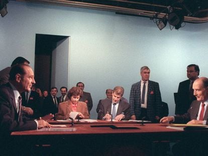 Chirac y Mitterrand durante el debate celebrado el 28 de abril de 1988. En vídeo, la pulla del presidente al primer ministro.