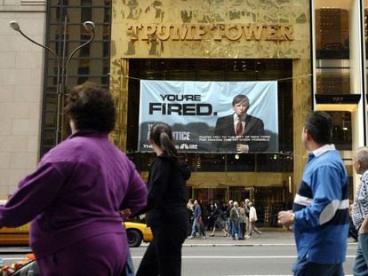 Peatones pasan en 2004 delante de un cartel del programa de Donald Trump El aprendiz, colgado de la Trump Tower, de su propiedad, en Nueva York. 