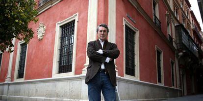 El escritor Andr&eacute;s Trapiello, delante de la antigua Audiencia de Sevilla.