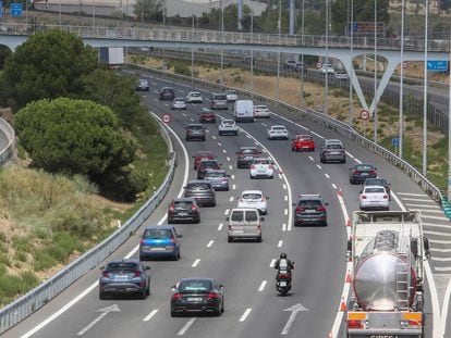 Vehículos en la carretera de A Coruña, durante la Operación Salida del pasado 15 de agosto.