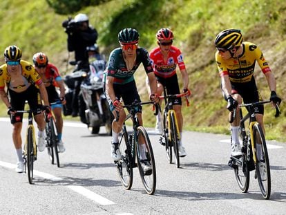 Cian Uijtdebroeks, con el maillot del Bora, en la pasada Vuelta junto a los Jumbo Primoz Roglic, Sepp Kuss y Jonas Vingegaard.
