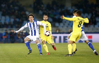 Oyarzabal intenta llevarse el balón.