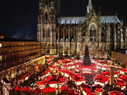 Mercadillo navideño junto a la catedral de Colonia (Alemania).