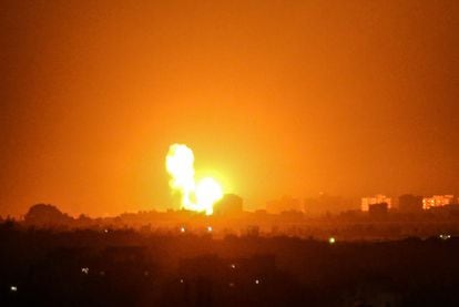 Impacto de un bombardeo israelí, el domingo en Jan Yunes, en la franja de Gaza.