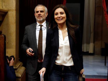 Lorena Roldán y Carlos Carrizosa, a su llegada al Parlament para asistir a un pleno monográfico sobre corrupción celebrado hace meses.