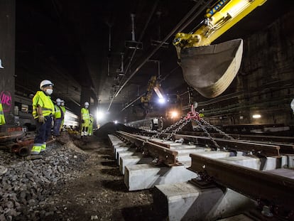 Obras en las vías de la estación de Sants de Barcelona.