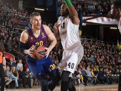 Claver intenta anotar en un partido de Euroliga.