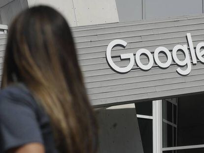 Una mujer pasa frente a la sede de Google en California.