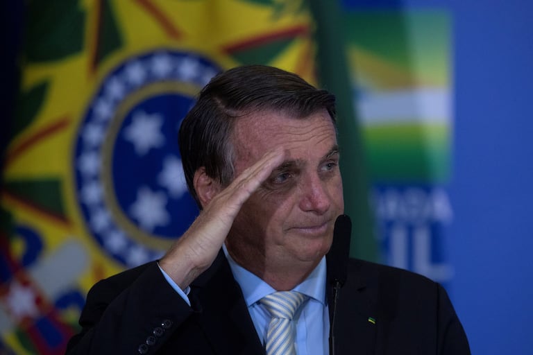 El presidente Bolsonaro hace un saludo militar tras sancionar la ley de autonomía del Banco Centra este miércoles en Brasilia.