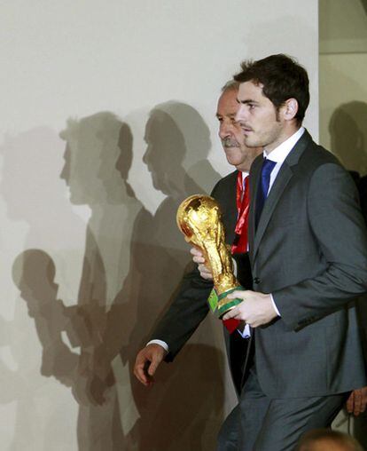 El capitán de la selección española de fútbol, Iker Casillas, y el seleccionador español, Vicente del Bosque, entran con la Copa del Mundo, durante el homenaje a la selección nacional, que conquistó el Mundial de Sudáfrica 2010.