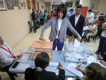 La ministra de Ciencia e Innovación, Diana Morant, junto al alcalde de Gandia, José Manuel Prieto, en el instante de votar este domingo en la capital de La Safor.