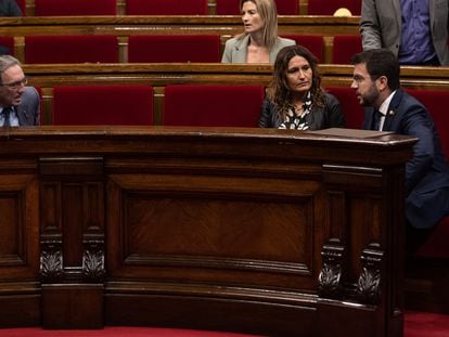 El consejero de Economía, Jaume Giró (izquierda), conversa en el Hemiciclo con la titular de Presidencia, Laura Vilagrà, y el 'president' Pere Aragonès (a derecha).