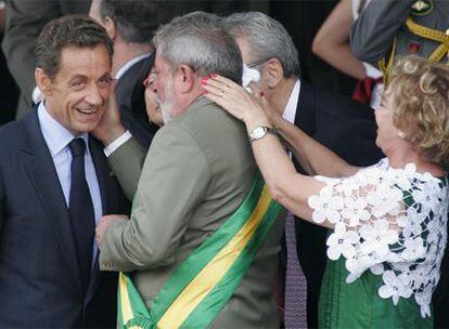 Nicolas Sarkozy y Lula da Silva charlan en el palacio de Alvorada. A la derecha, Marisa Leticia, esposa de Lula.